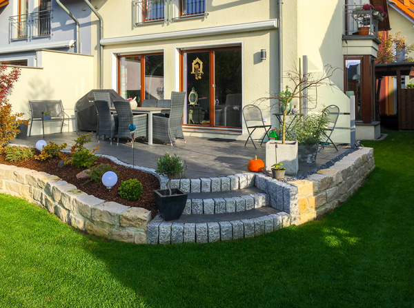 Terrasse mit Stufen in den Garten