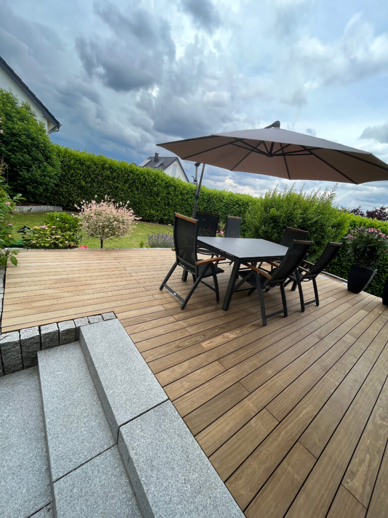 Moderne Holzterrasse mit Naturstein Stufen und Graniteinfassung