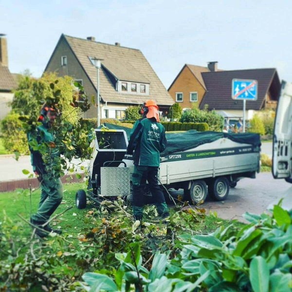 Spitzer-Mitarbeiter bei der Gartenpflege