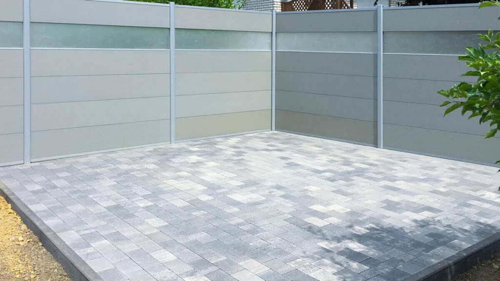 Pflasterfläche für Terrasse mit Sichtschutzwänden